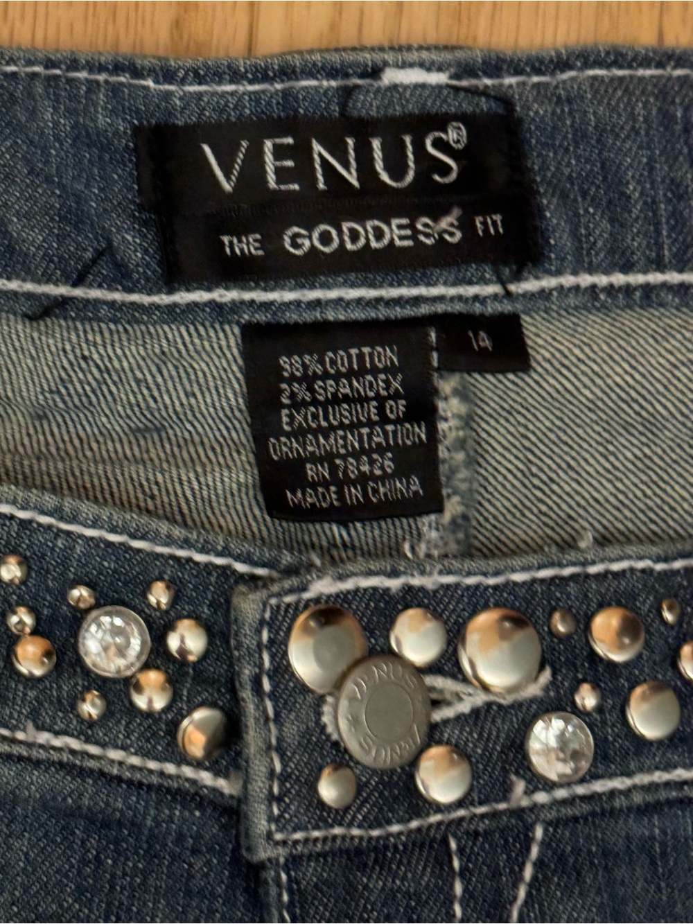 New! VENUS Studded Waist Jeans - Picture 2 of 12